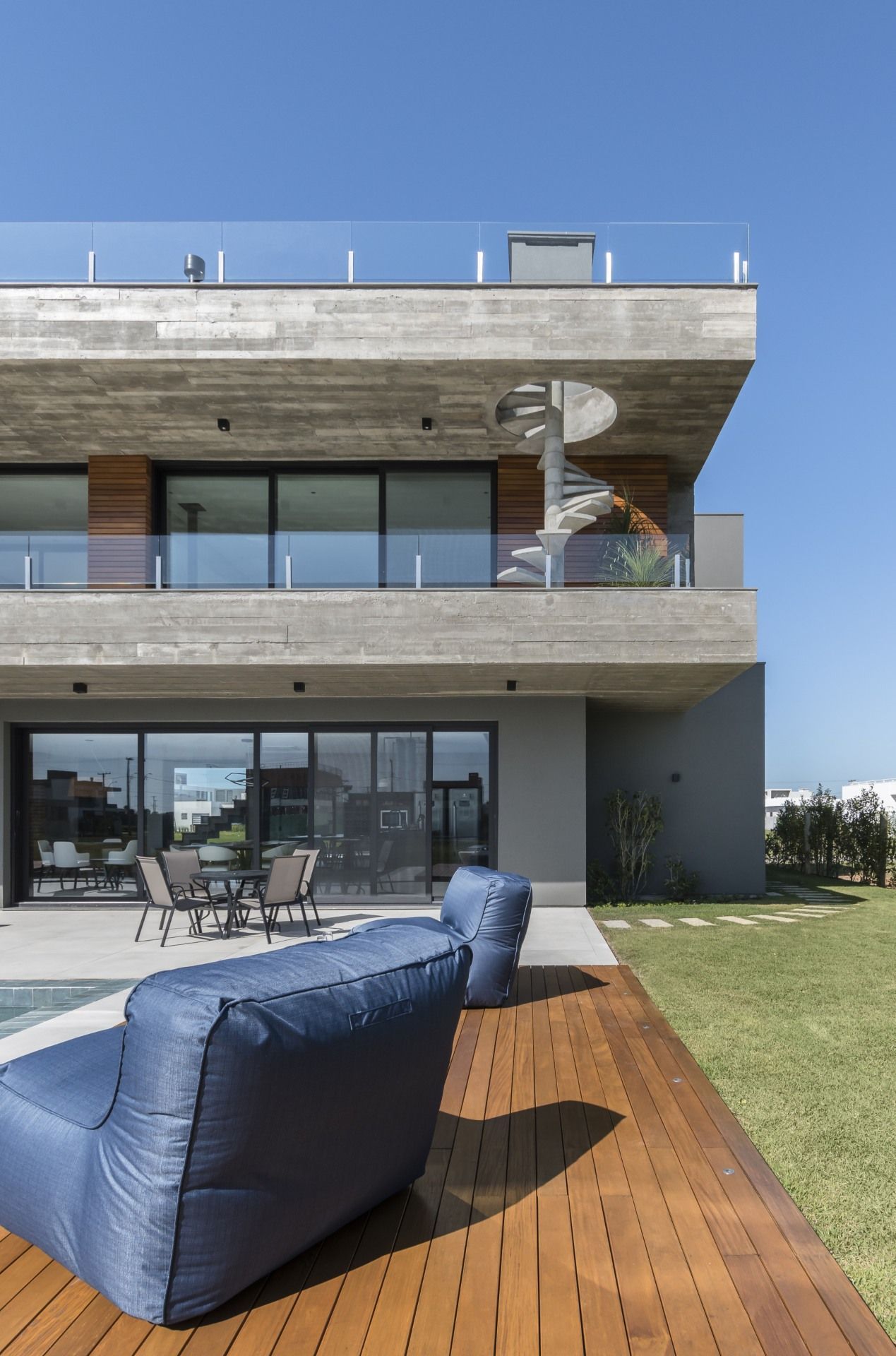 Casa térrea com quintal amplo